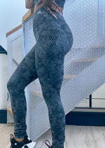 Load image into Gallery viewer, BLUE SNAKESKIN Leggings
