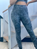 Load image into Gallery viewer, BLUE SNAKESKIN Leggings
